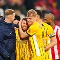 James Milner, felicitat de colegi / FOTO: GettyImages