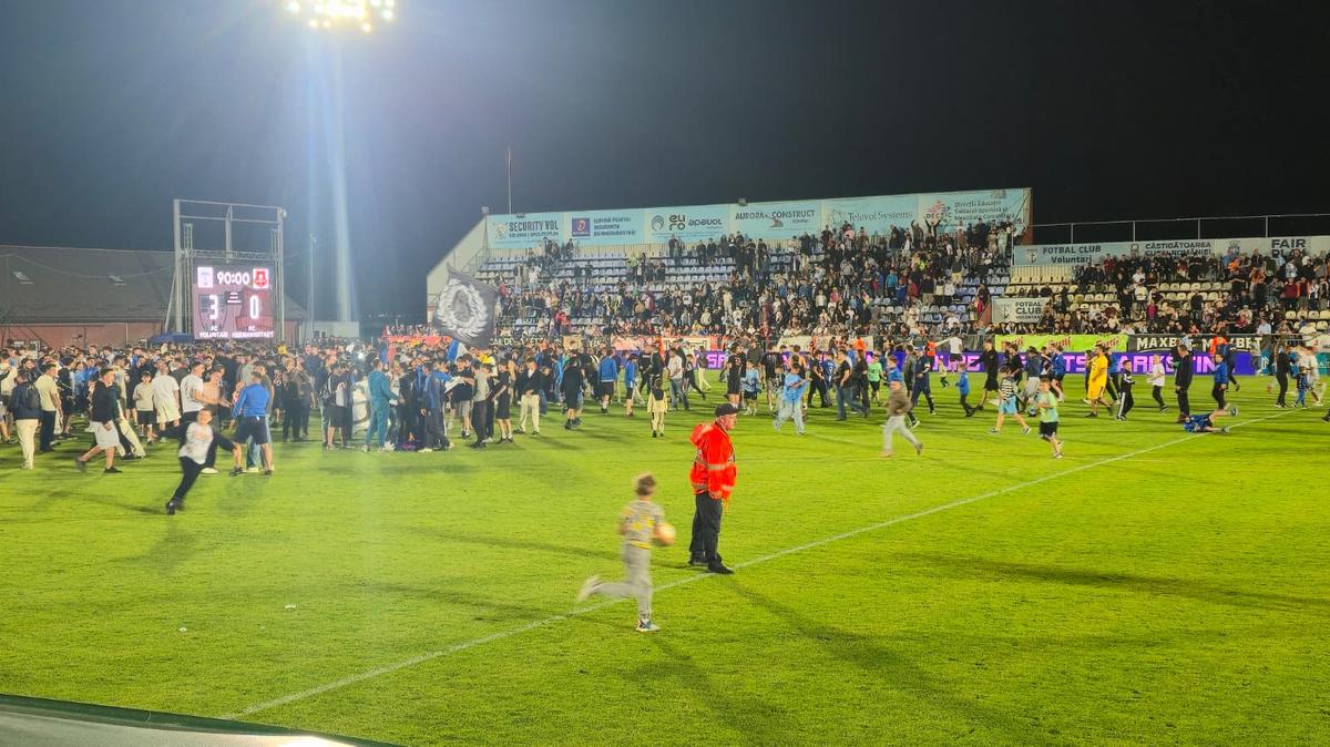 „Să NU mai călcați în Sibiu!” » Imagini nemaivăzute la Voluntari: ce s-a întâmplat după promovare și cum a fost surprins Dorinel Munteanu