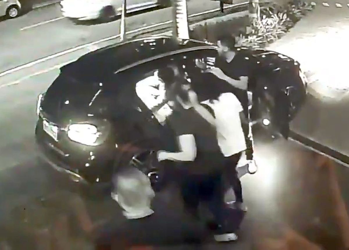 VIDEO Imagini incredibile! Fosta soție l-a acuzat de violență, dar imaginile arată contrariul: fotbalistul a fost luat la bătaie în mașină!