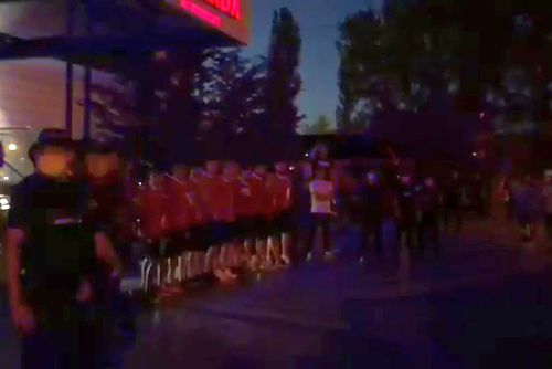 Fanii-acționari au băgat Dinamo în ședință! Torțe în fața hotelului din Constanța: „Nu cedați!”