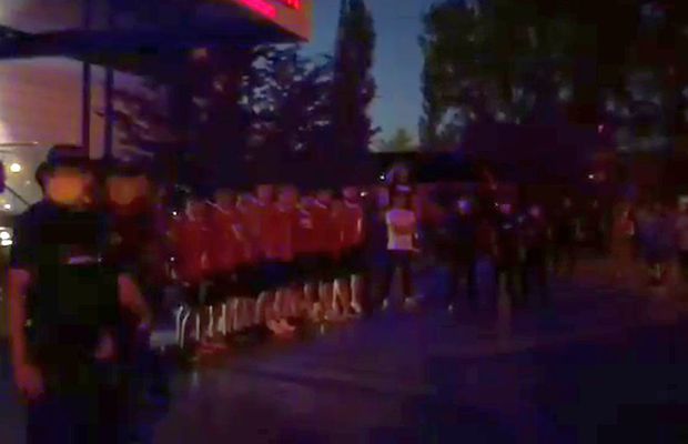 EXCLUSIV Fanii-acționari au băgat Dinamo în ședință! Torțe în fața hotelului din Constanța: „Nu cedați!”