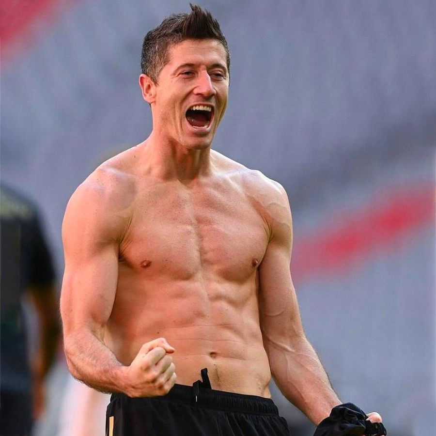 Robert Lewandowski, într-o formă fizică de invidiat // foto: Instagram @ _rl9 Ce înseamnă biohacking, metoda high-tech prin care își prelungesc carierele Cristiano Ronaldo sau Robert Lewandowski » „Voi știți ce înseamnă somn polifazic?!”