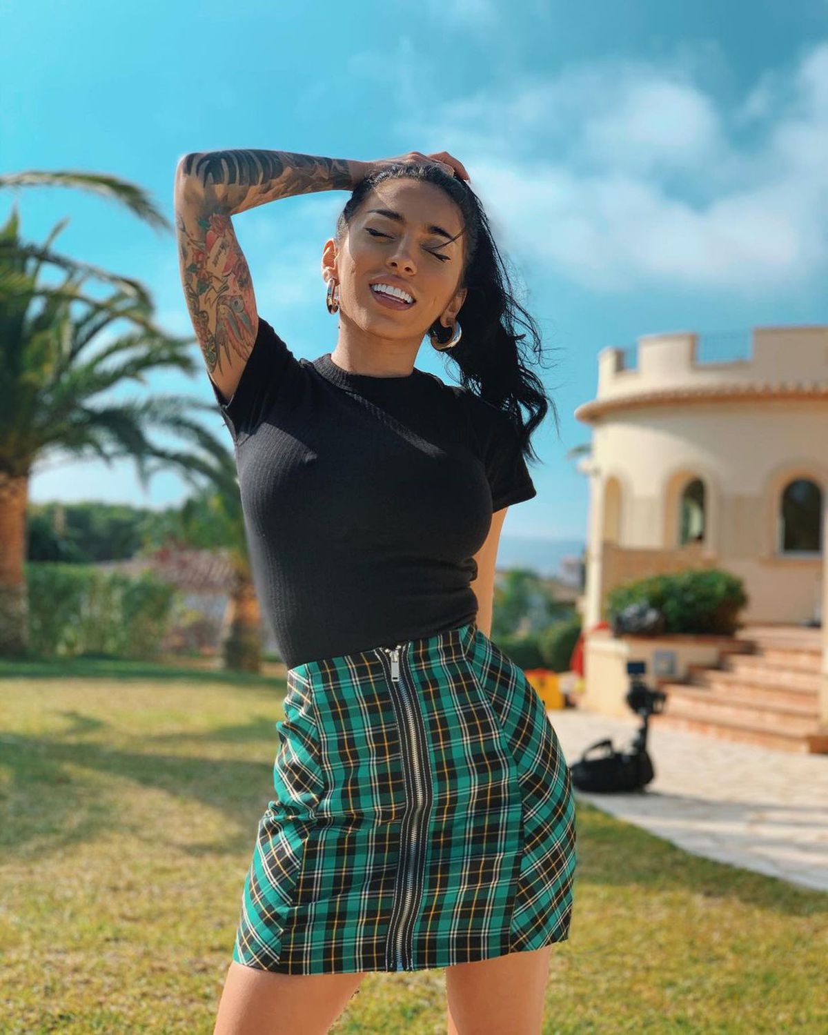 FOTO Un fotbalist celebru din Premier League îi face curte lui Ruby » Cum vrea să profite cântăreața: „Poate e băiat de treabă și îmi dă”