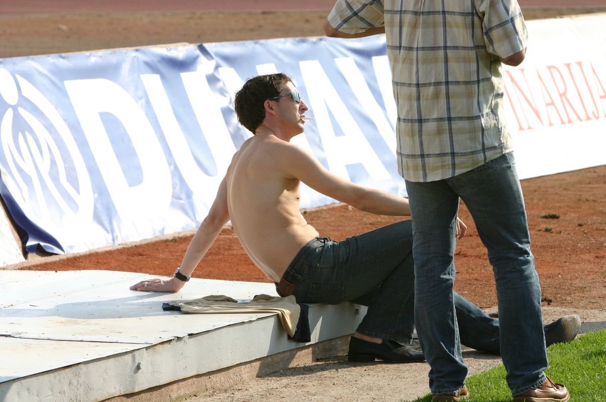 Managerul nu doar postează, ci se și bronzează! MM Stoica s-a dezbrăcat, a rămas doar în șort și s-a bronzat pe marginea terenului