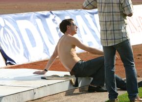Managerul nu doar postează, ci se și bronzează! MM Stoica s-a dezbrăcat, a rămas doar în șort și s-a bronzat pe marginea terenului