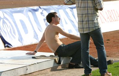 Managerul nu doar postează, ci se și bronzează! MM Stoica s-a dezbrăcat, a rămas doar în șort și s-a bronzat pe marginea terenului