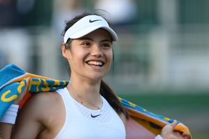 Emma Răducanu a obținut victoria carierei la Wimbledon și o înfruntă pe Sorana Cîrstea » Legătura cu România: „Iubesc mâncarea pe care o face mamaia”