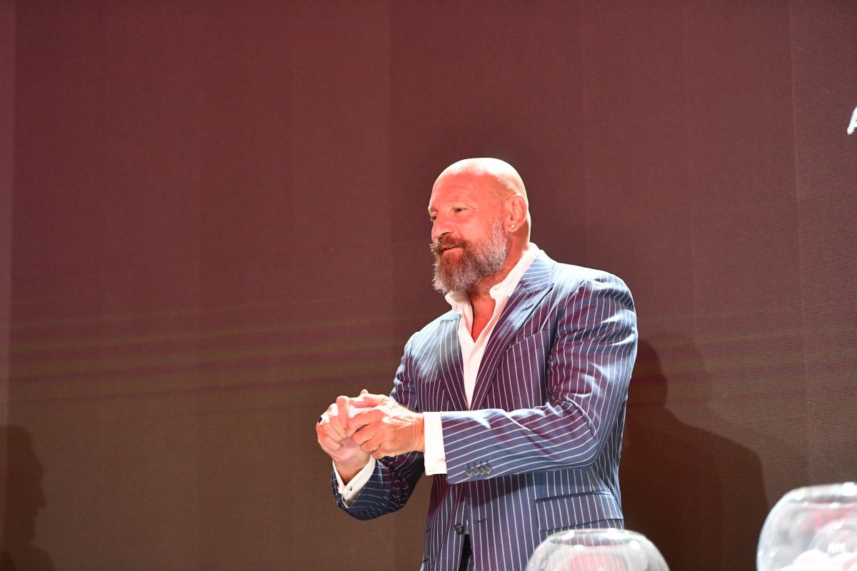 „Arnold” Stelea și-a arătat mușchii la tragerea programului Ligii 1 » Cum „s-a răzbunat” pe o bilă care i-a pus probleme lui Ilie Dumitrescu