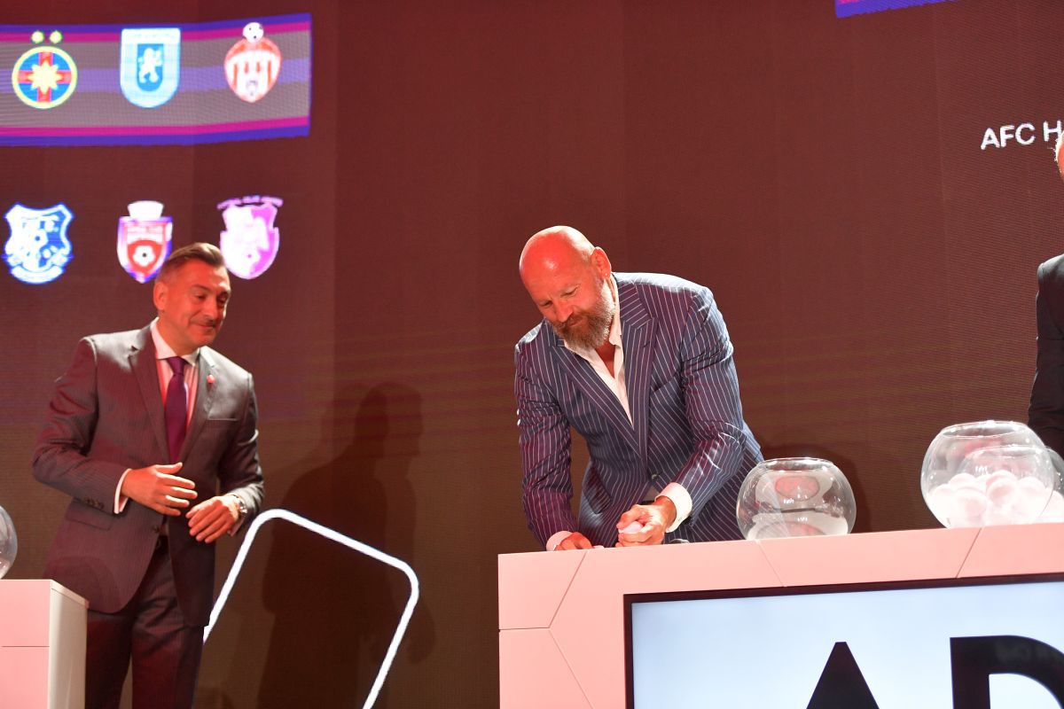 „Arnold” Stelea și-a arătat mușchii la tragerea programului Ligii 1 » Cum „s-a răzbunat” pe o bilă care i-a pus probleme lui Ilie Dumitrescu