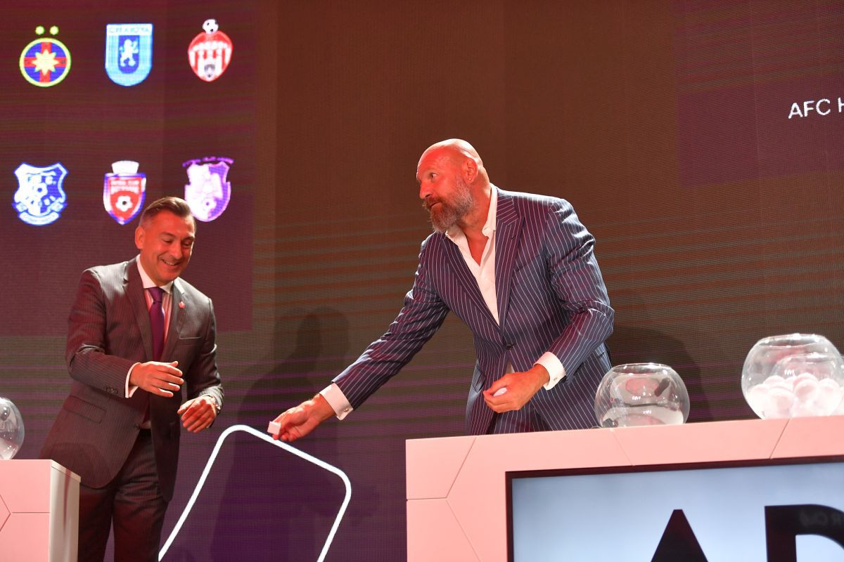 „Arnold” Stelea și-a arătat mușchii la tragerea programului Ligii 1 » Cum „s-a răzbunat” pe o bilă care i-a pus probleme lui Ilie Dumitrescu