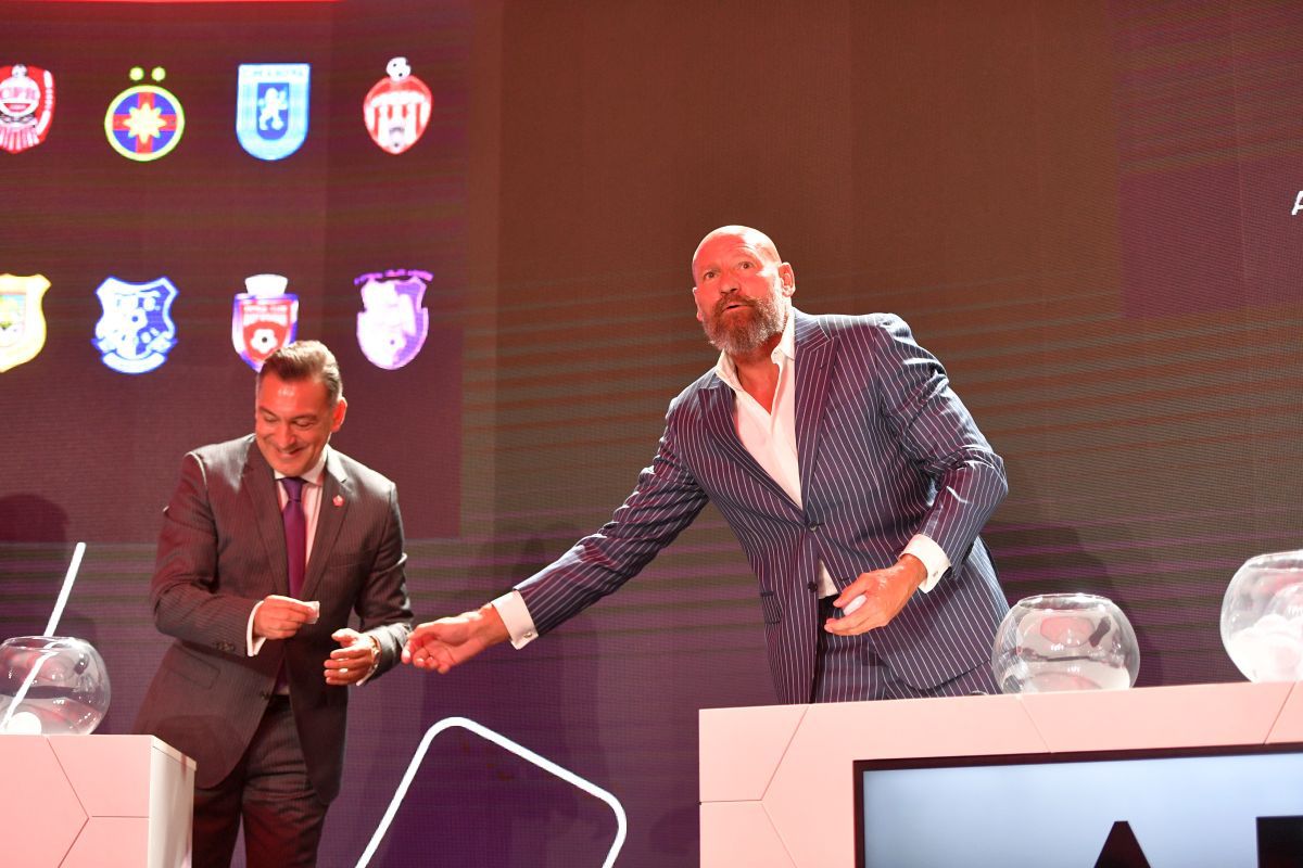 „Arnold” Stelea și-a arătat mușchii la tragerea programului Ligii 1 » Cum „s-a răzbunat” pe o bilă care i-a pus probleme lui Ilie Dumitrescu