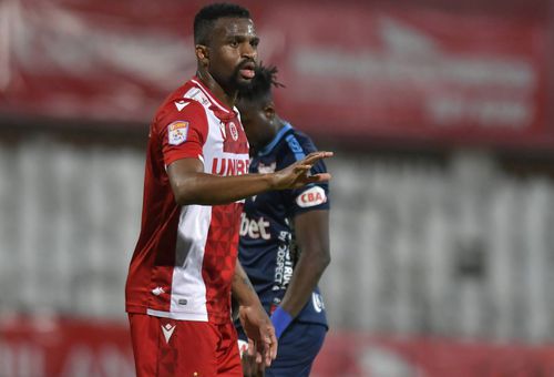Christian Irobiso (29 de ani), fostul atacant al lui Dinamo, poate rămâne în Liga 1. Nigerianul negociază cu Petrolul.