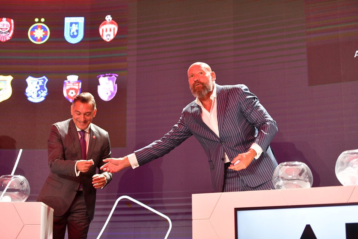 „Arnold” Stelea și-a arătat mușchii la tragerea programului Ligii 1 » Cum „s-a răzbunat” pe o bilă care i-a pus probleme lui Ilie Dumitrescu