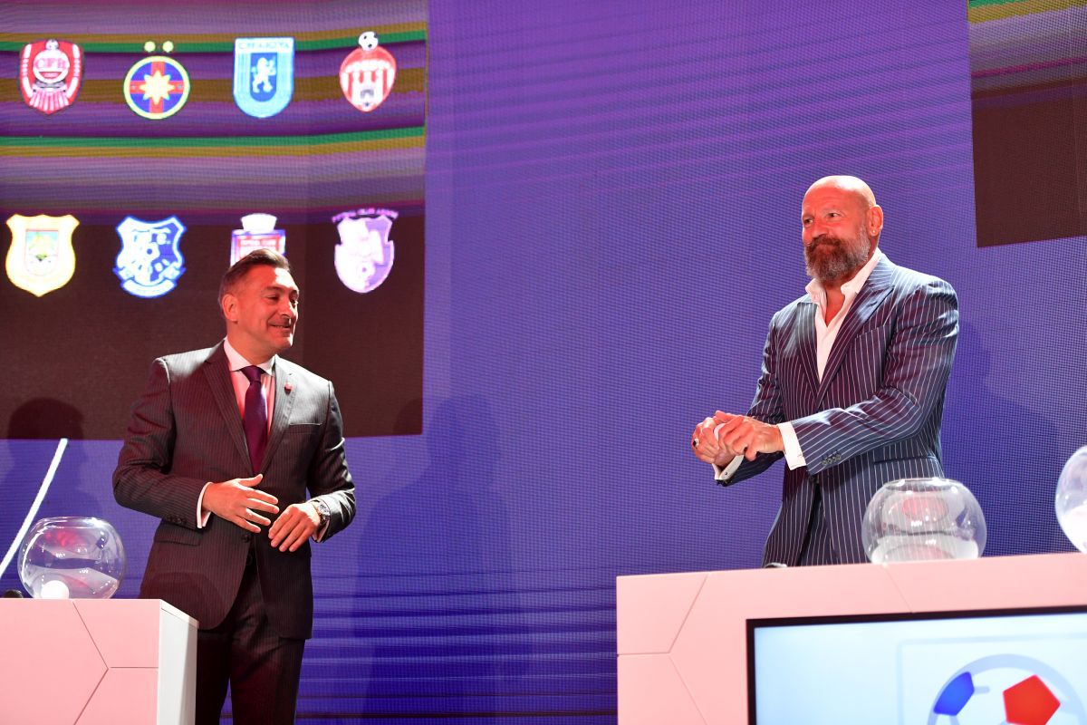 „Arnold” Stelea și-a arătat mușchii la tragerea programului Ligii 1 » Cum „s-a răzbunat” pe o bilă care i-a pus probleme lui Ilie Dumitrescu