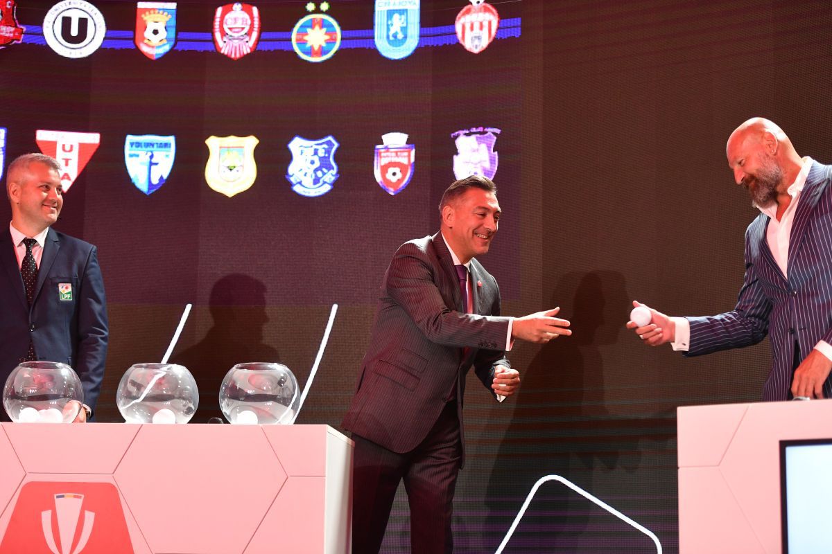 „Arnold” Stelea și-a arătat mușchii la tragerea programului Ligii 1 » Cum „s-a răzbunat” pe o bilă care i-a pus probleme lui Ilie Dumitrescu