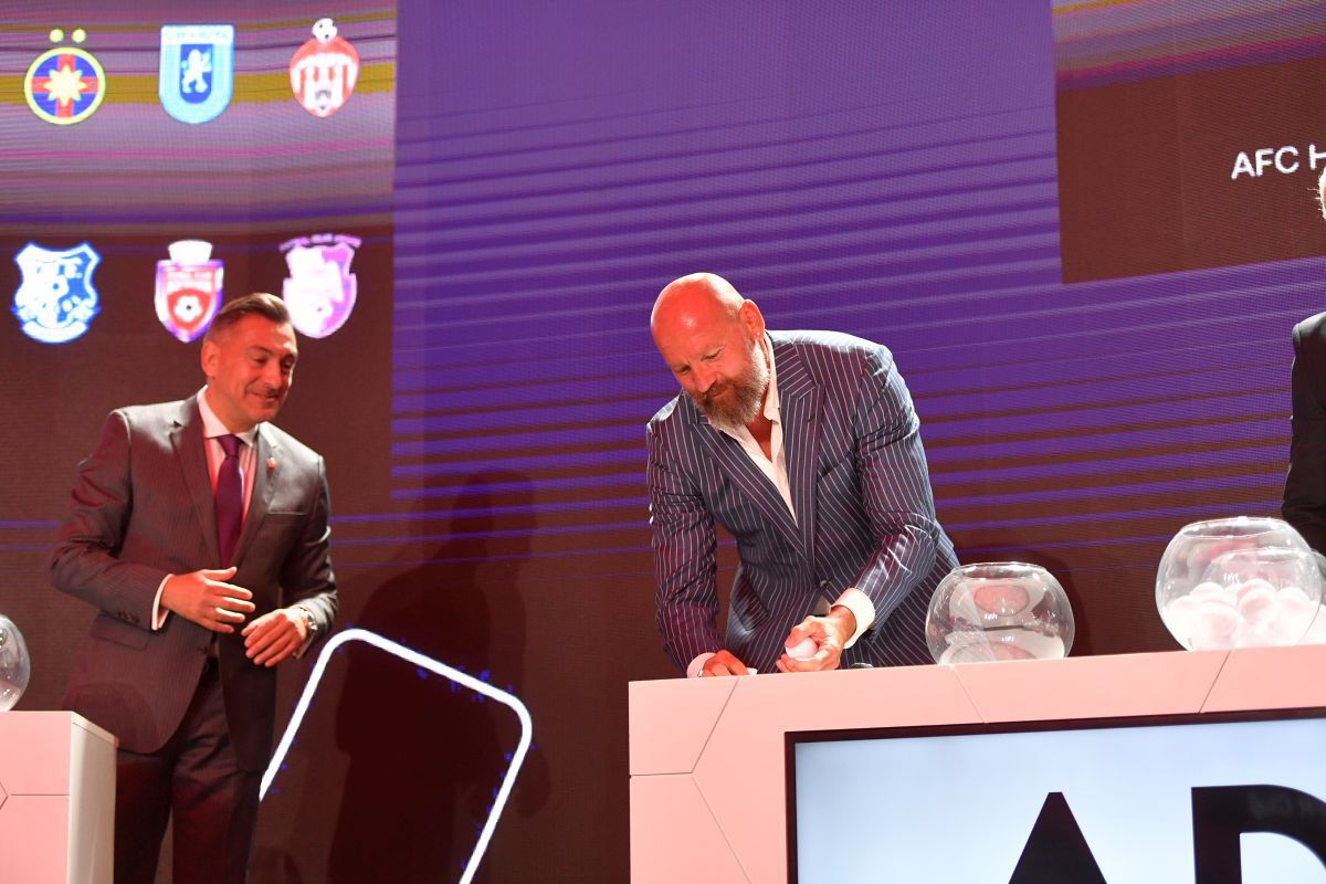 „Arnold” Stelea și-a arătat mușchii la tragerea programului Ligii 1 » Cum „s-a răzbunat” pe o bilă care i-a pus probleme lui Ilie Dumitrescu