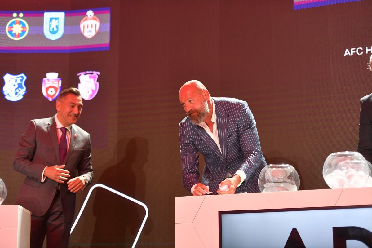 „Arnold” Stelea și-a arătat mușchii la tragerea programului Ligii 1 » Cum „s-a răzbunat” pe o bilă care i-a pus probleme lui Ilie Dumitrescu