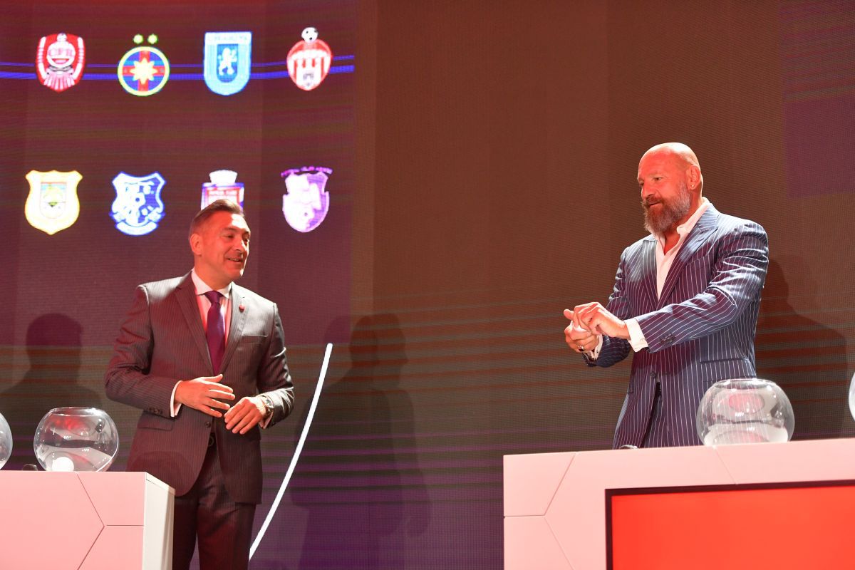 „Arnold” Stelea și-a arătat mușchii la tragerea programului Ligii 1 » Cum „s-a răzbunat” pe o bilă care i-a pus probleme lui Ilie Dumitrescu