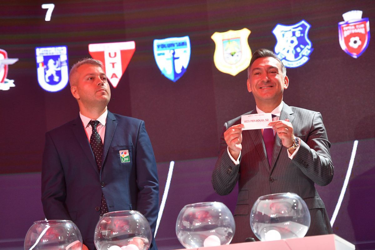 „Arnold” Stelea și-a arătat mușchii la tragerea programului Ligii 1 » Cum „s-a răzbunat” pe o bilă care i-a pus probleme lui Ilie Dumitrescu