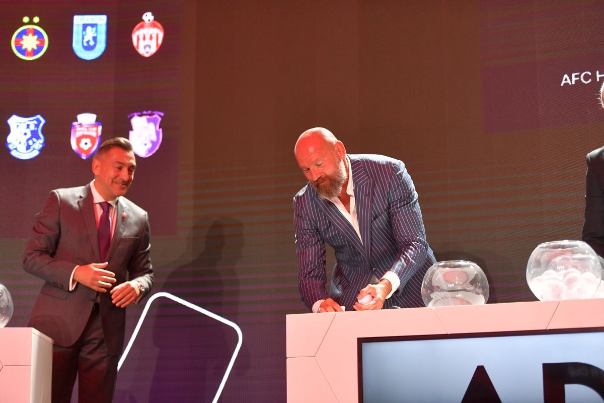 „Arnold” Stelea și-a arătat mușchii la tragerea programului Ligii 1 » Cum „s-a răzbunat” pe o bilă care i-a pus probleme lui Ilie Dumitrescu