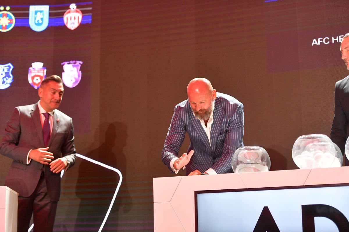 „Arnold” Stelea și-a arătat mușchii la tragerea programului Ligii 1 » Cum „s-a răzbunat” pe o bilă care i-a pus probleme lui Ilie Dumitrescu