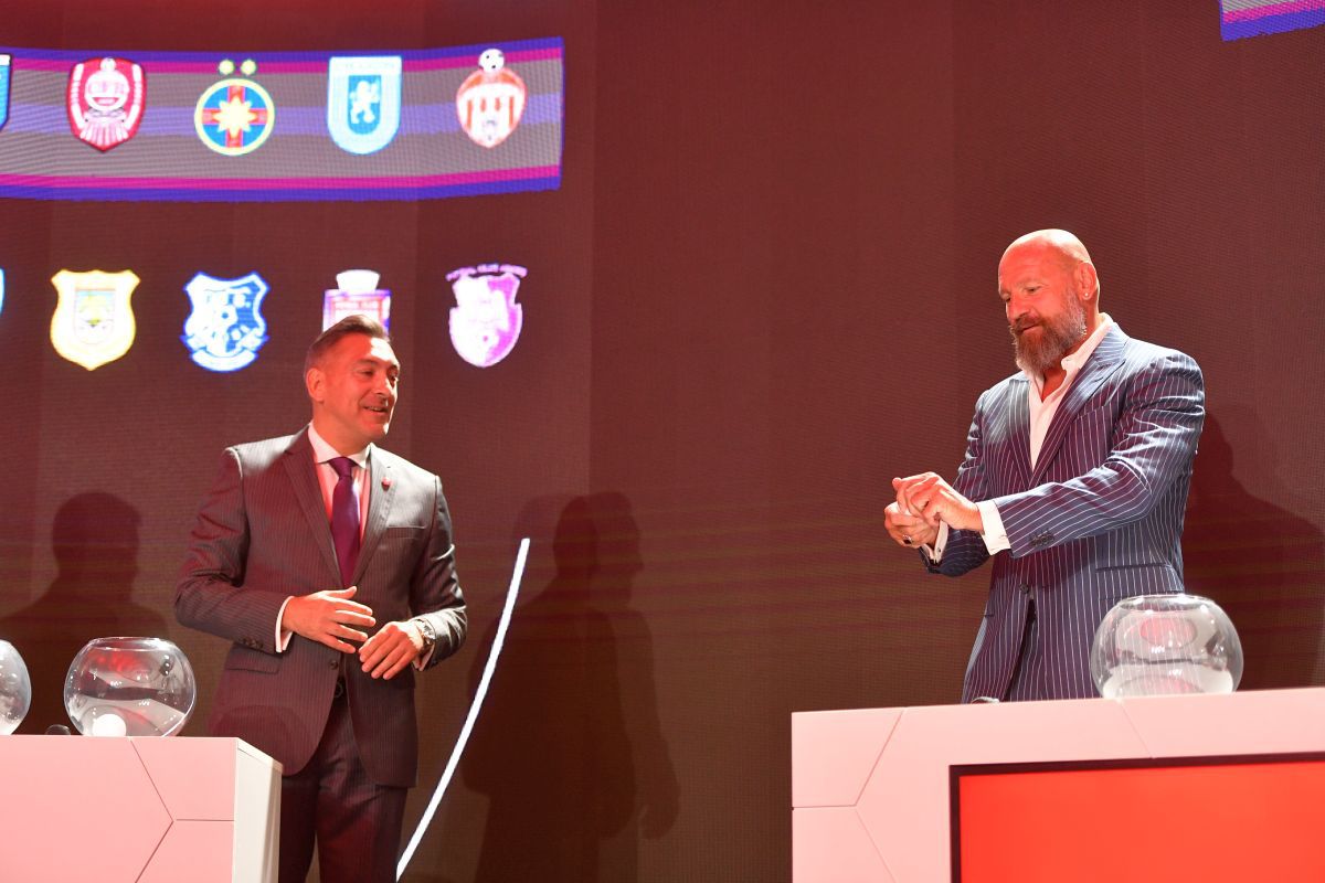 „Arnold” Stelea și-a arătat mușchii la tragerea programului Ligii 1 » Cum „s-a răzbunat” pe o bilă care i-a pus probleme lui Ilie Dumitrescu