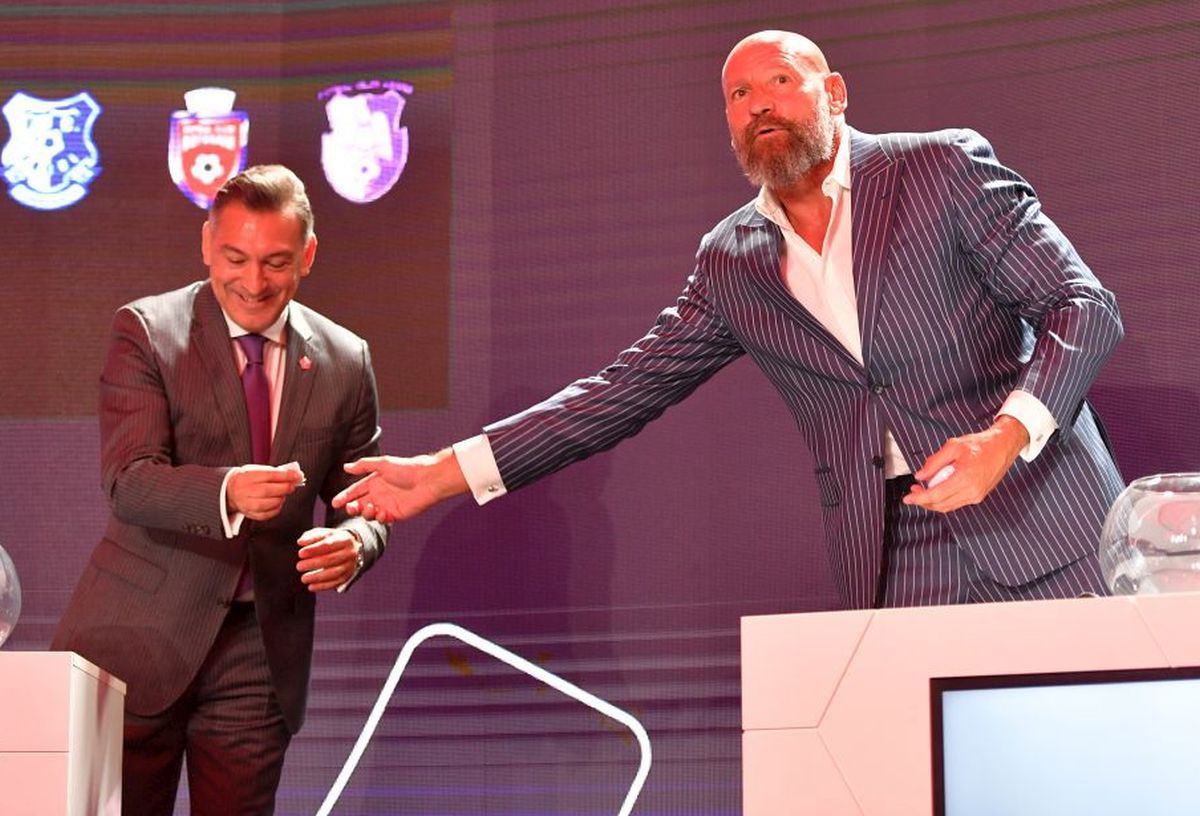 „Arnold” Stelea și-a arătat mușchii la tragerea programului Ligii 1 » Cum „s-a răzbunat” pe o bilă care i-a pus probleme lui Ilie Dumitrescu