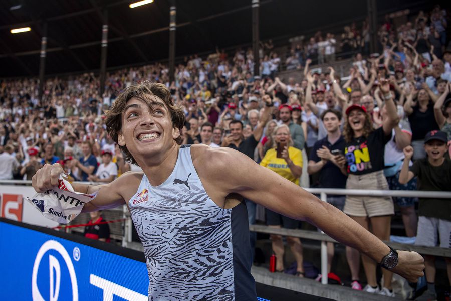 Bucuria lui Duplantis de după momentul de 6.16 m! FOTO Imago Zboară,