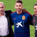 Sergio Ramos, alturi de Luis Rubiales (stânga) și de selecționerul Luis Enrique
Foto: Gettyimages