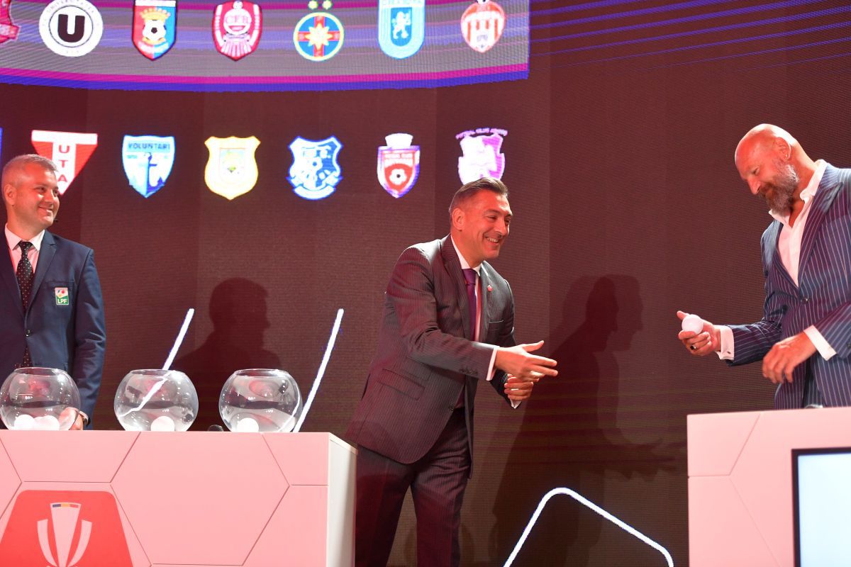 „Arnold” Stelea și-a arătat mușchii la tragerea programului Ligii 1 » Cum „s-a răzbunat” pe o bilă care i-a pus probleme lui Ilie Dumitrescu