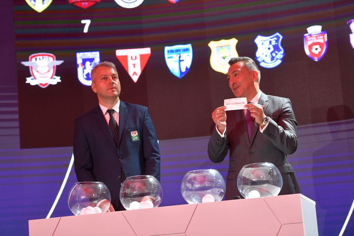 „Arnold” Stelea și-a arătat mușchii la tragerea programului Ligii 1 » Cum „s-a răzbunat” pe o bilă care i-a pus probleme lui Ilie Dumitrescu