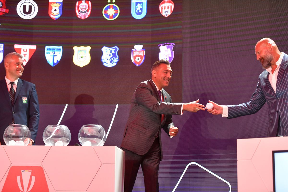 „Arnold” Stelea și-a arătat mușchii la tragerea programului Ligii 1 » Cum „s-a răzbunat” pe o bilă care i-a pus probleme lui Ilie Dumitrescu