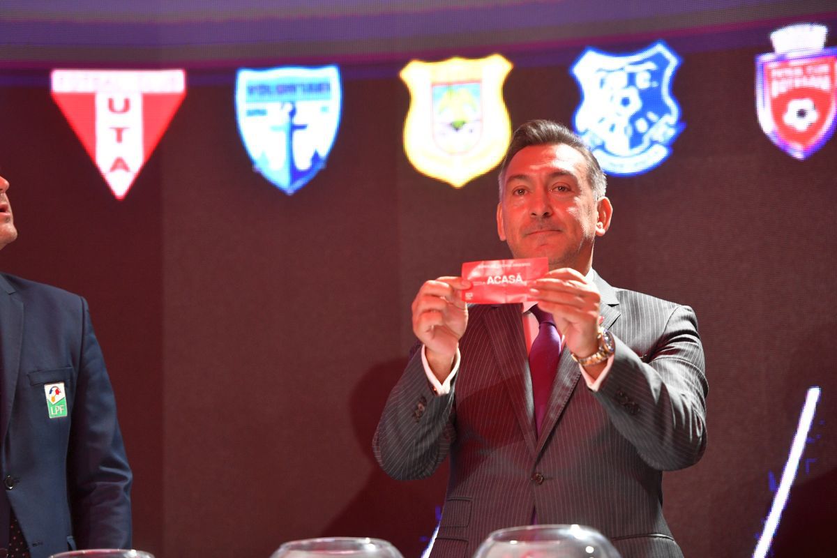 „Arnold” Stelea și-a arătat mușchii la tragerea programului Ligii 1 » Cum „s-a răzbunat” pe o bilă care i-a pus probleme lui Ilie Dumitrescu