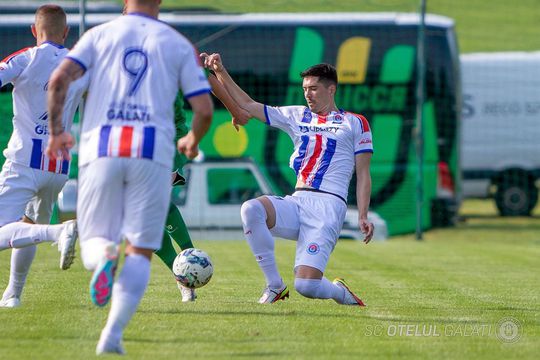 Daniel Celea, în dreapta, în echipamentul Oțelului // sursă foto: SC Oțelul Galați