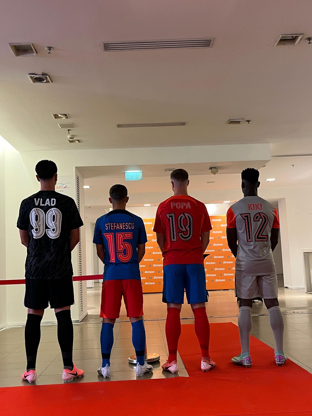 FCSB și-a prezentat noul echipament pentru sezonul 2024-2025 » Fostul dinamovist Daniel Popa a pupat sigla noului club