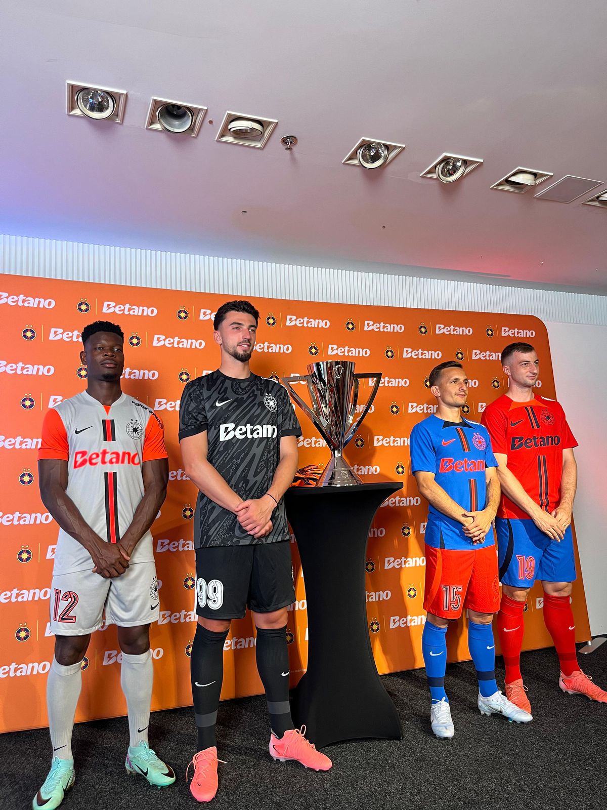 FCSB și-a prezentat noul echipament pentru sezonul 2024-2025 » Fostul dinamovist Daniel Popa a pupat sigla noului club