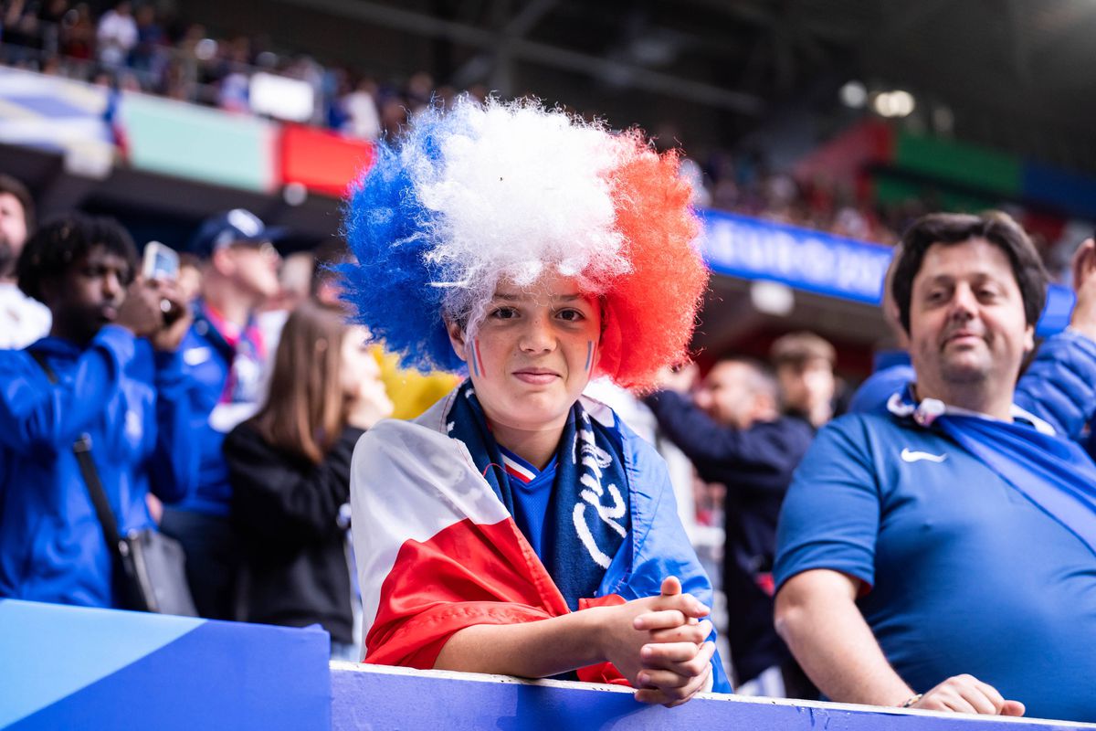 Cele mai tari imagini din tribunele stadionului din Dusseldorf, locul de desfășurare al Franța - Belgia