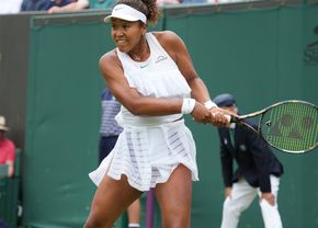 Victorioasă după 5 ani la Wimbledon, Naomi Osaka a stârnit o controversă » Rochia aleasă i-a „încins” pe fani: „Prea scurtă!” / „Nu respectă codul”