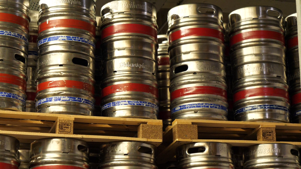 Noroc, România! GSP.ro a vizitat cea mai veche fabrică de bere din lume, lângă München. Produce din anul 1040!