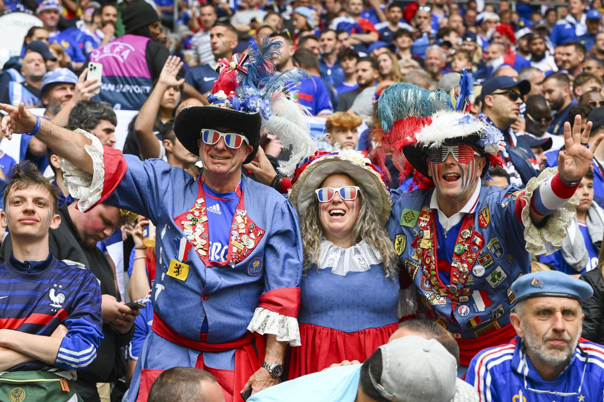 Cele mai tari imagini din tribunele stadionului din Dusseldorf, locul de desfășurare al Franța - Belgia