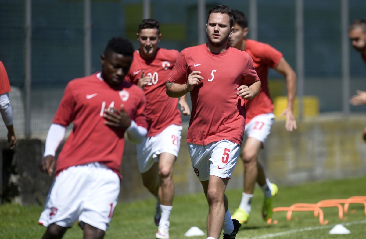 „Nu putem subestima România!” » L-am găsit pe olandezul care a jucat la Dinamo, fost coleg cu Van Dijk. Ne avertizează: „El e omul pe care trebuie să-l urmăriți”