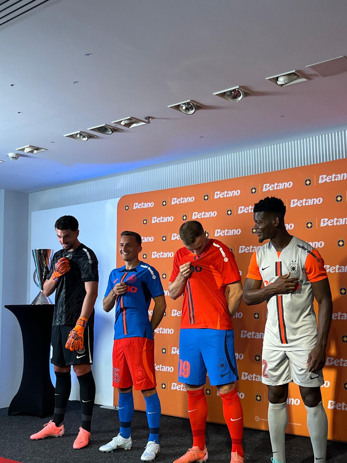 FCSB și-a prezentat noul echipament pentru sezonul 2024-2025 » Fostul dinamovist Daniel Popa a pupat sigla noului club