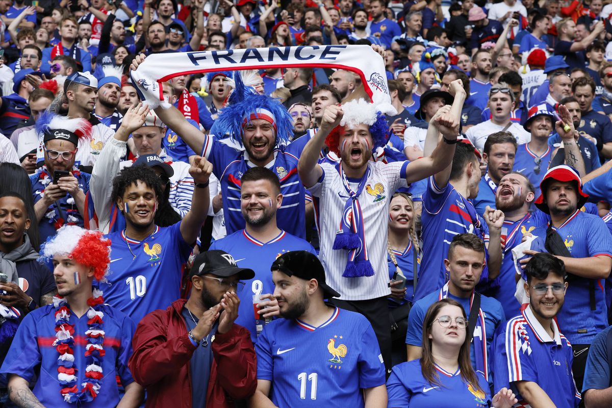 Cele mai tari imagini din tribunele stadionului din Dusseldorf, locul de desfășurare al Franța - Belgia