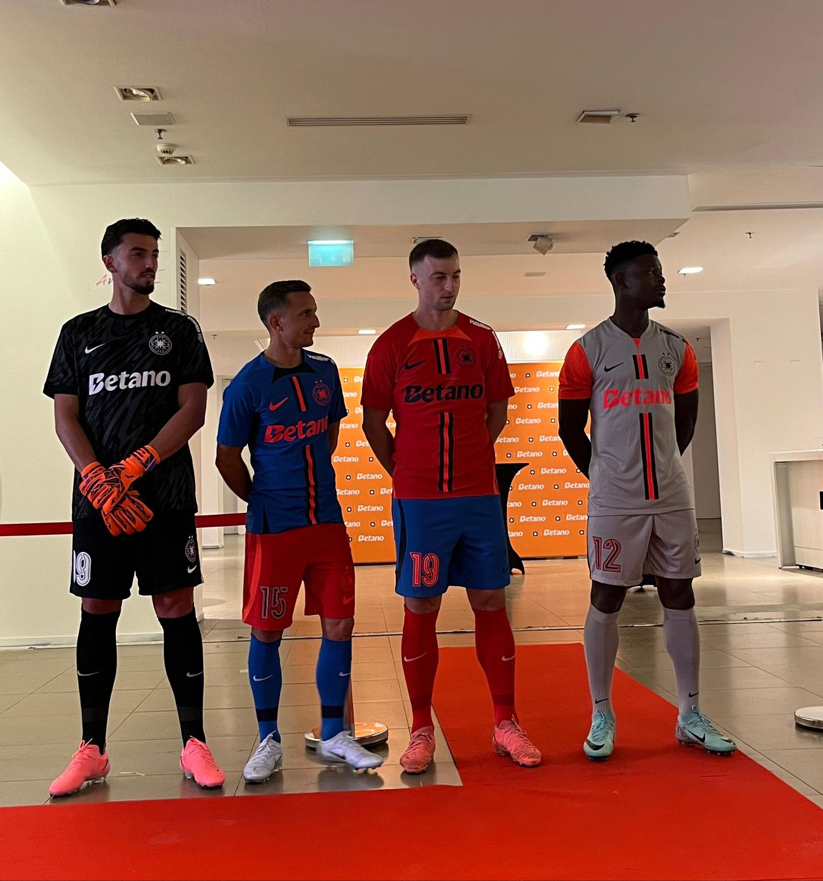 FCSB și-a prezentat noul echipament pentru sezonul 2024-2025 » Fostul dinamovist Daniel Popa a pupat sigla noului club