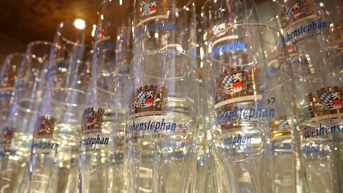 Noroc, România! GSP.ro a vizitat cea mai veche fabrică de bere din lume, lângă München. Produce din anul 1040!