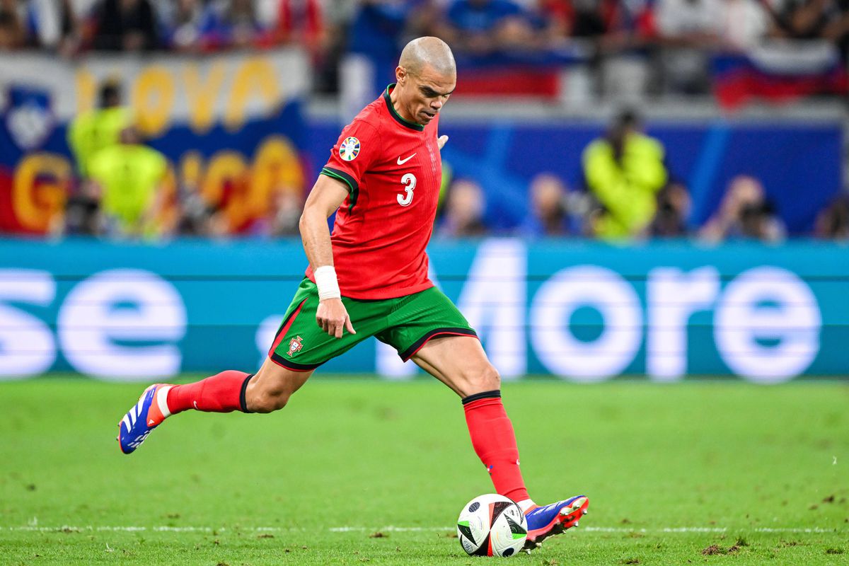 Premianții și restanțierii de la Euro » Am tras linie înaintea sferturilor: „ceasul” care a greșit doar 20 de pase + el e Superman!