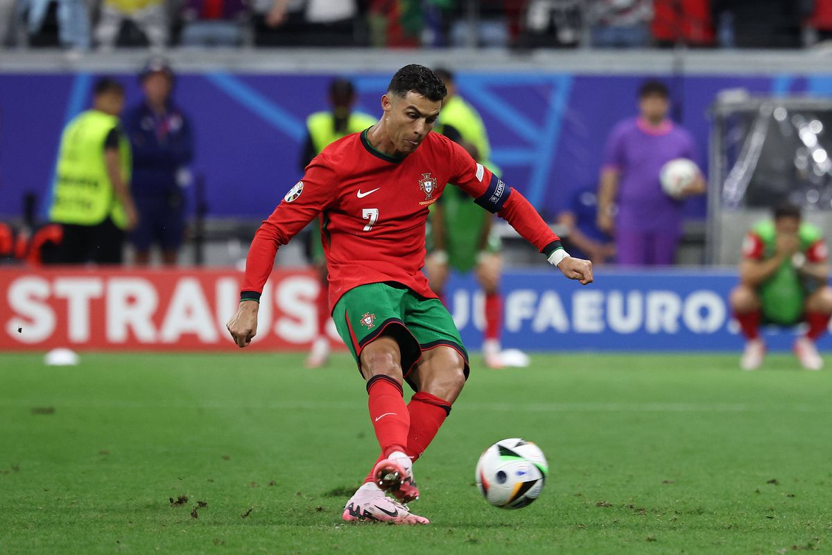 Cristiano Ronaldo, în lacrimi după penalty-ul ratat cu Slovenia » A fost cu greu consolat de coechipieri