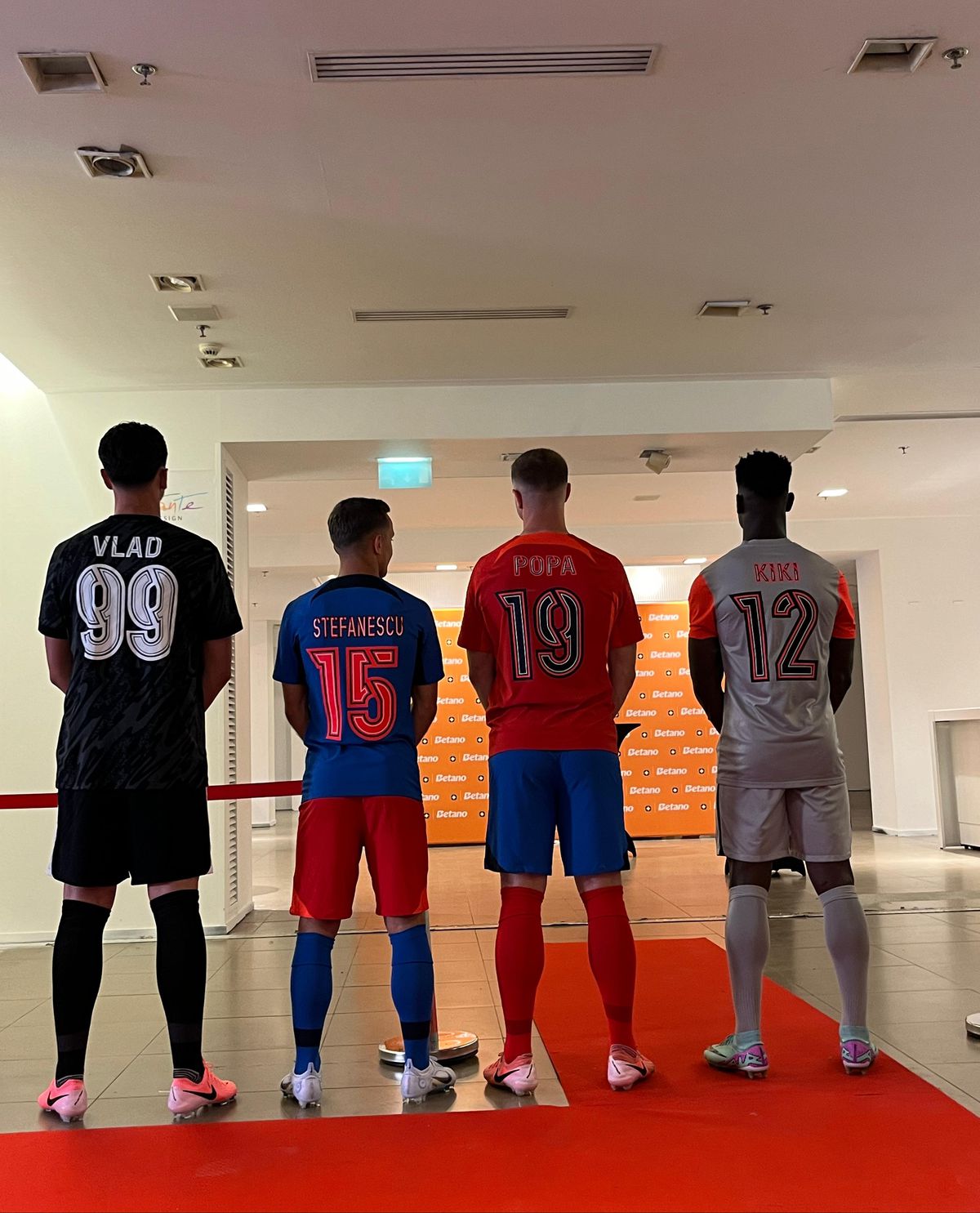 FCSB și-a prezentat noul echipament pentru sezonul 2024-2025 » Fostul dinamovist Daniel Popa a pupat sigla noului club