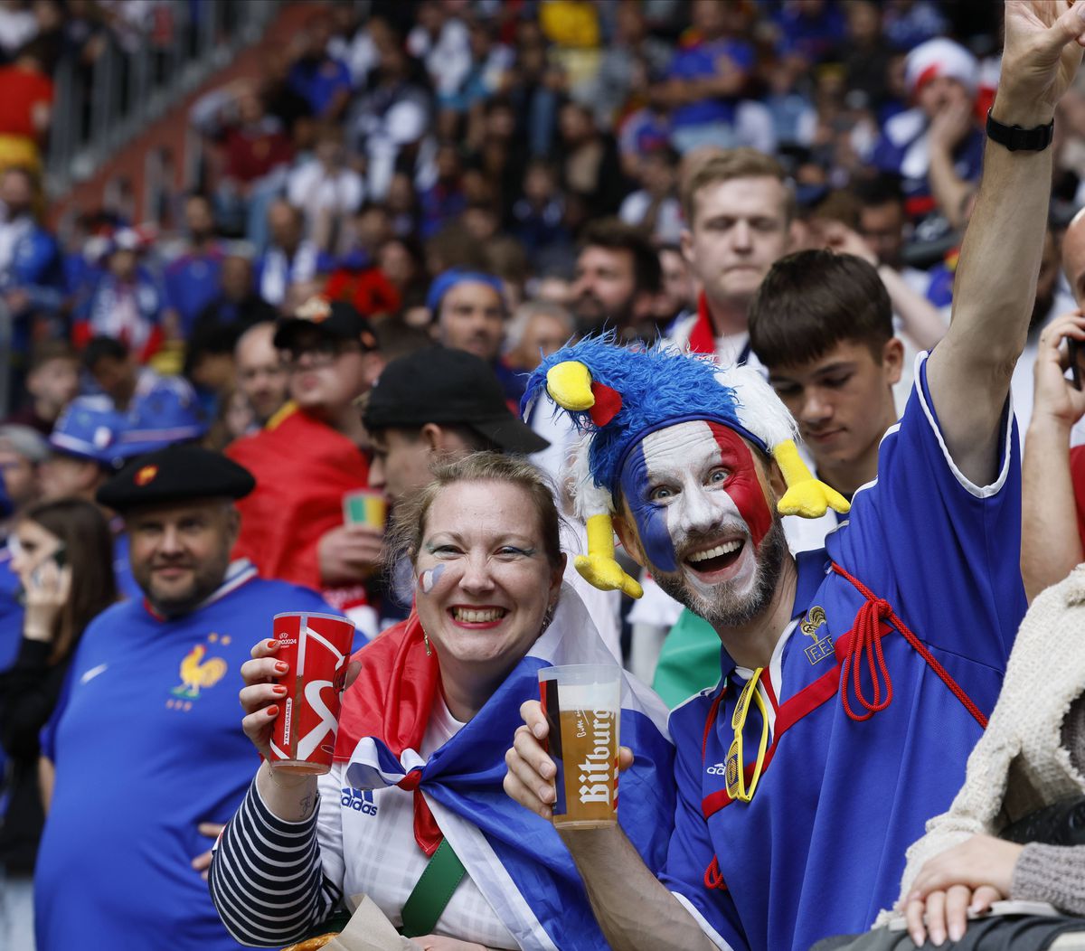 Cele mai tari imagini din tribunele stadionului din Dusseldorf, locul de desfășurare al Franța - Belgia