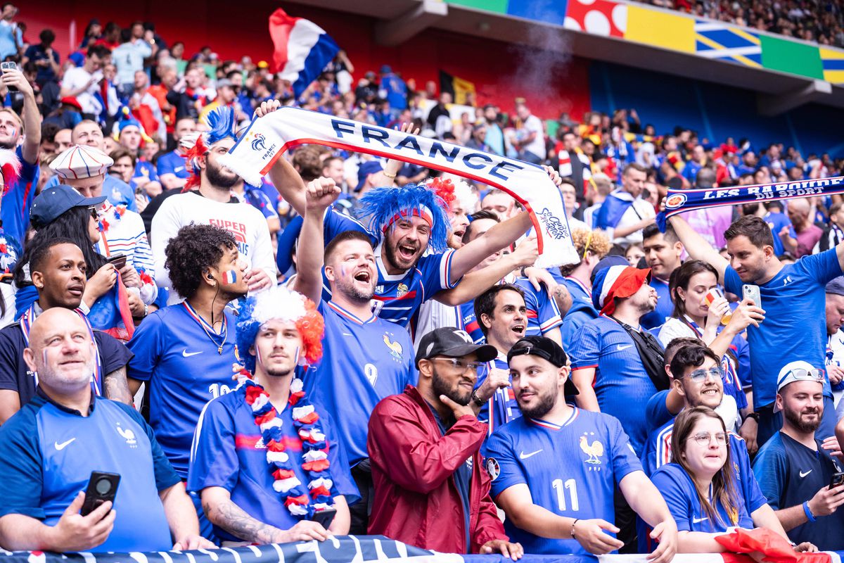 Cele mai tari imagini din tribunele stadionului din Dusseldorf, locul de desfășurare al Franța - Belgia